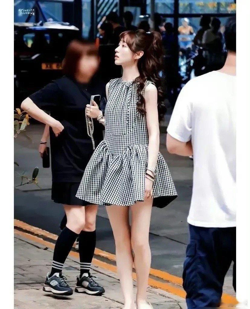 田曦薇10w的劳力士配400元的拖鞋，姐姐，你主打的就是一个随性、自在吧…