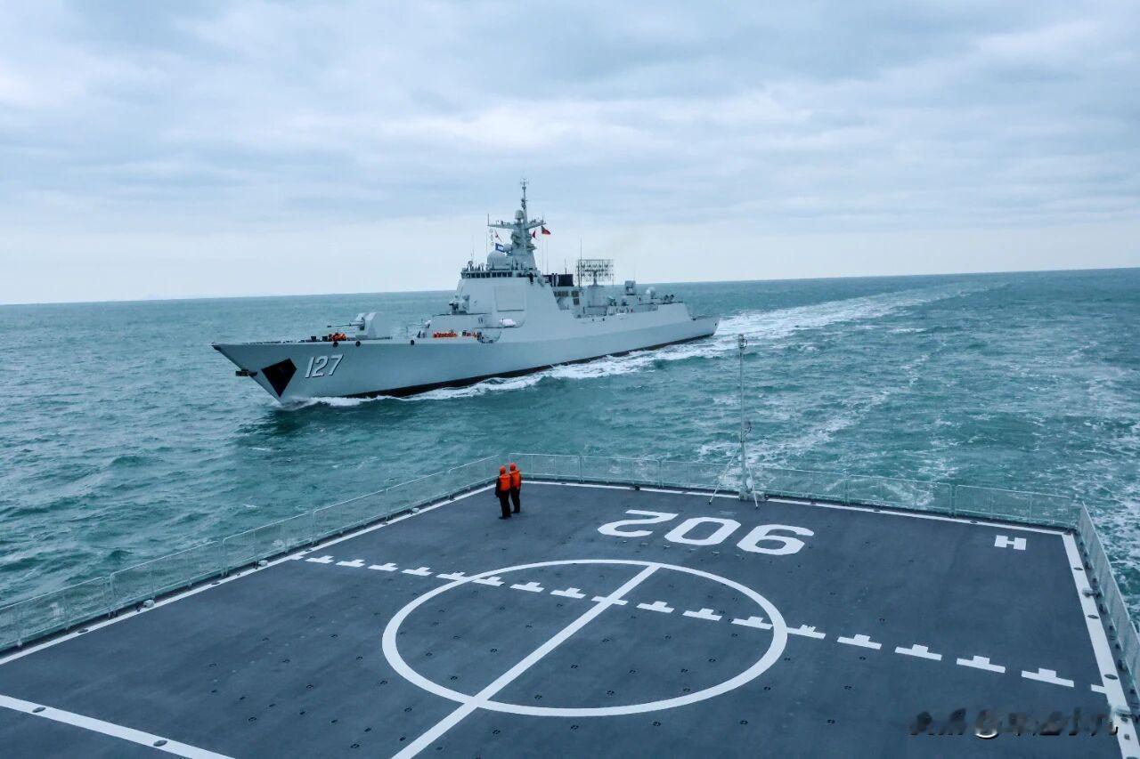 最新型号052D驱逐舰再公开！和服役29年的青岛舰同框，这“新老对决”藏着啥战术