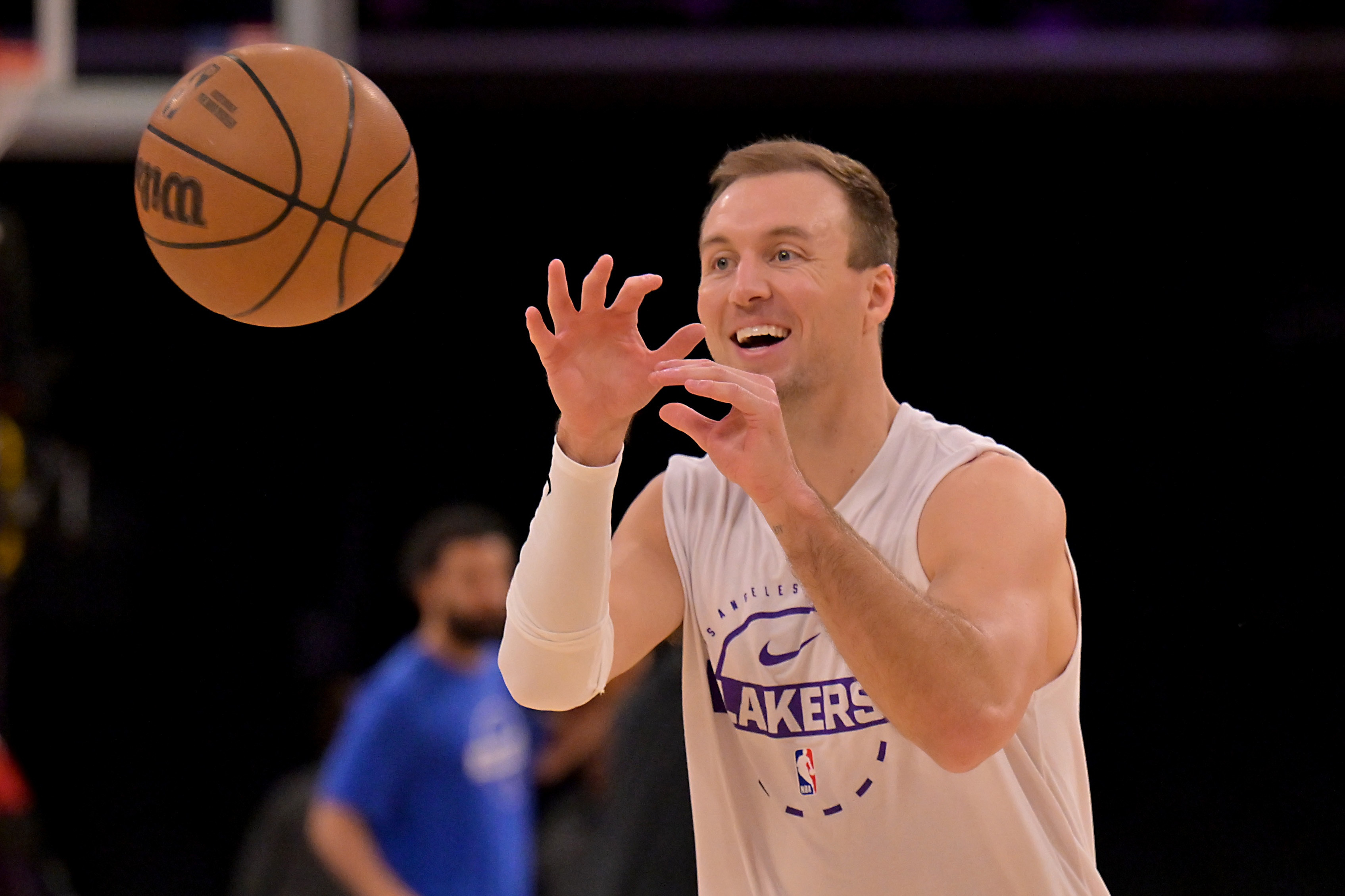 昨天湖人129-101大胜勇士，肯纳德10中6，三分球7中4，拿到16分3篮板3