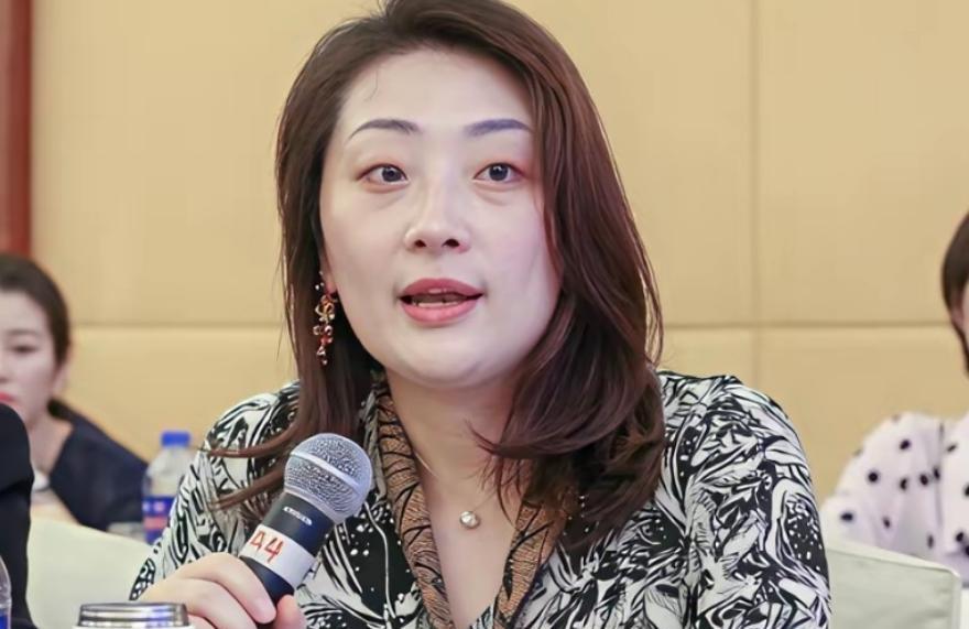 宗婕莉的眼睛比宗馥莉小一些，姐姐是杏眼，妹妹是往上挑的凤眼。宗婕莉的海外生活过