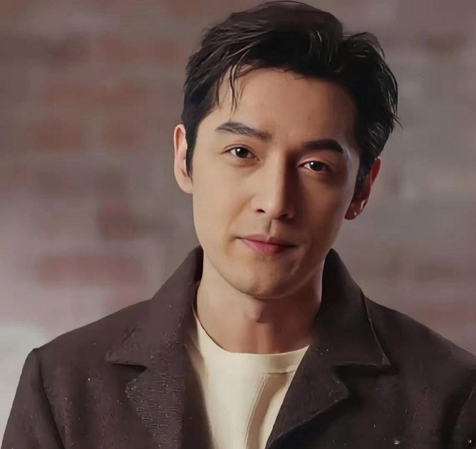 其实小城大事最开始的男主也考虑胡歌了，胡歌听说本子了他当时挺犹豫的，不过他拒绝了