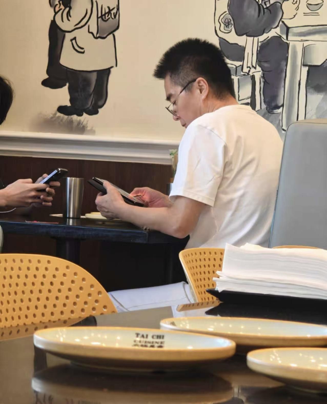 12月16日，许亚军和小儿子现身美国一家餐厅吃午餐，疑似没有回国参加前妻何晴的葬