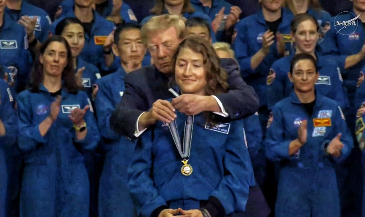 就在今天凌晨，美国总统Trump在约翰逊航天中心正式为执行阿尔忒弥斯二号绕月任务
