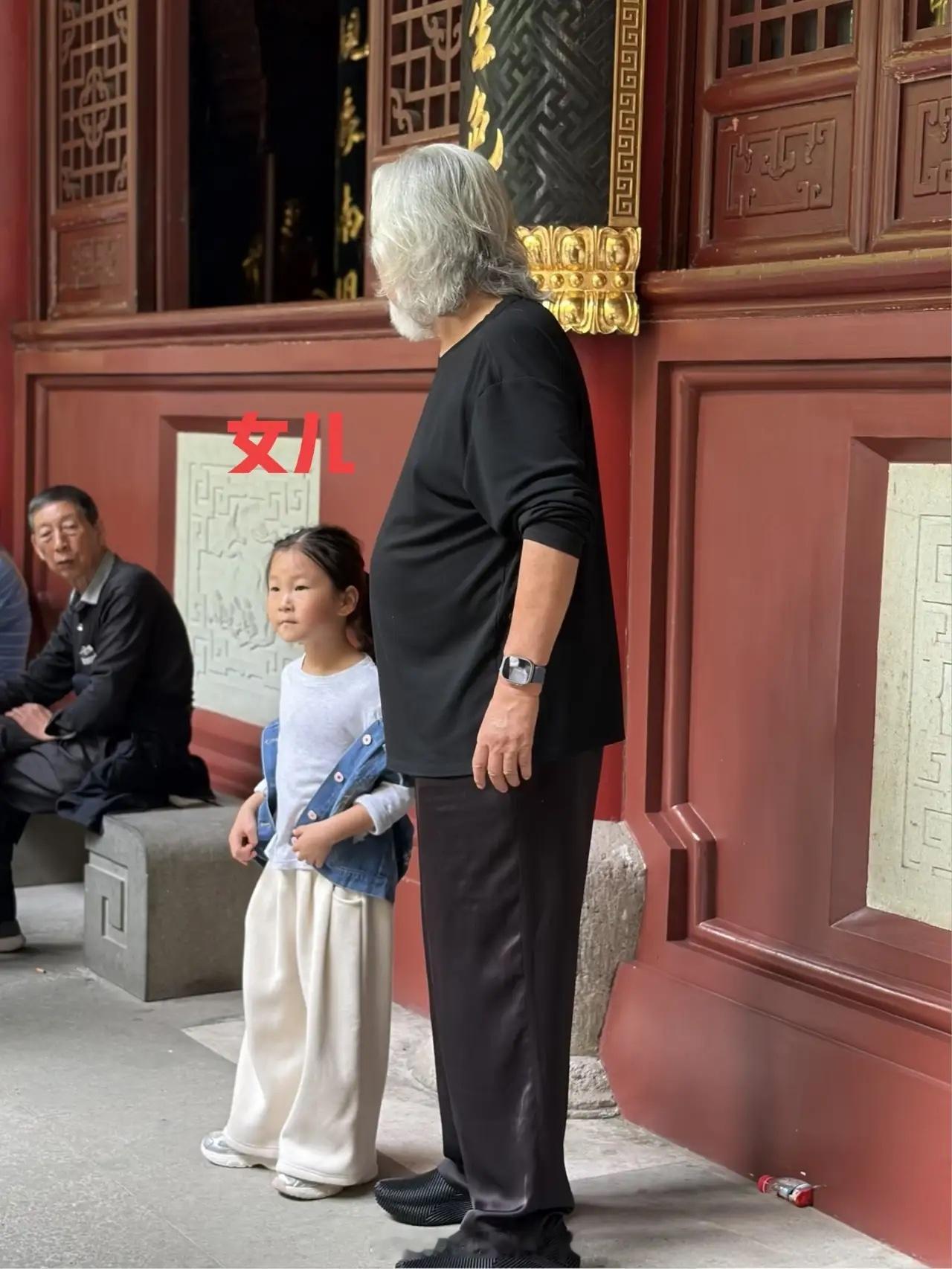 75岁张纪中和老婆杜星霖带四个孩子现身浙江大佛寺祈福，他穿着一身黑衣，满头白发，