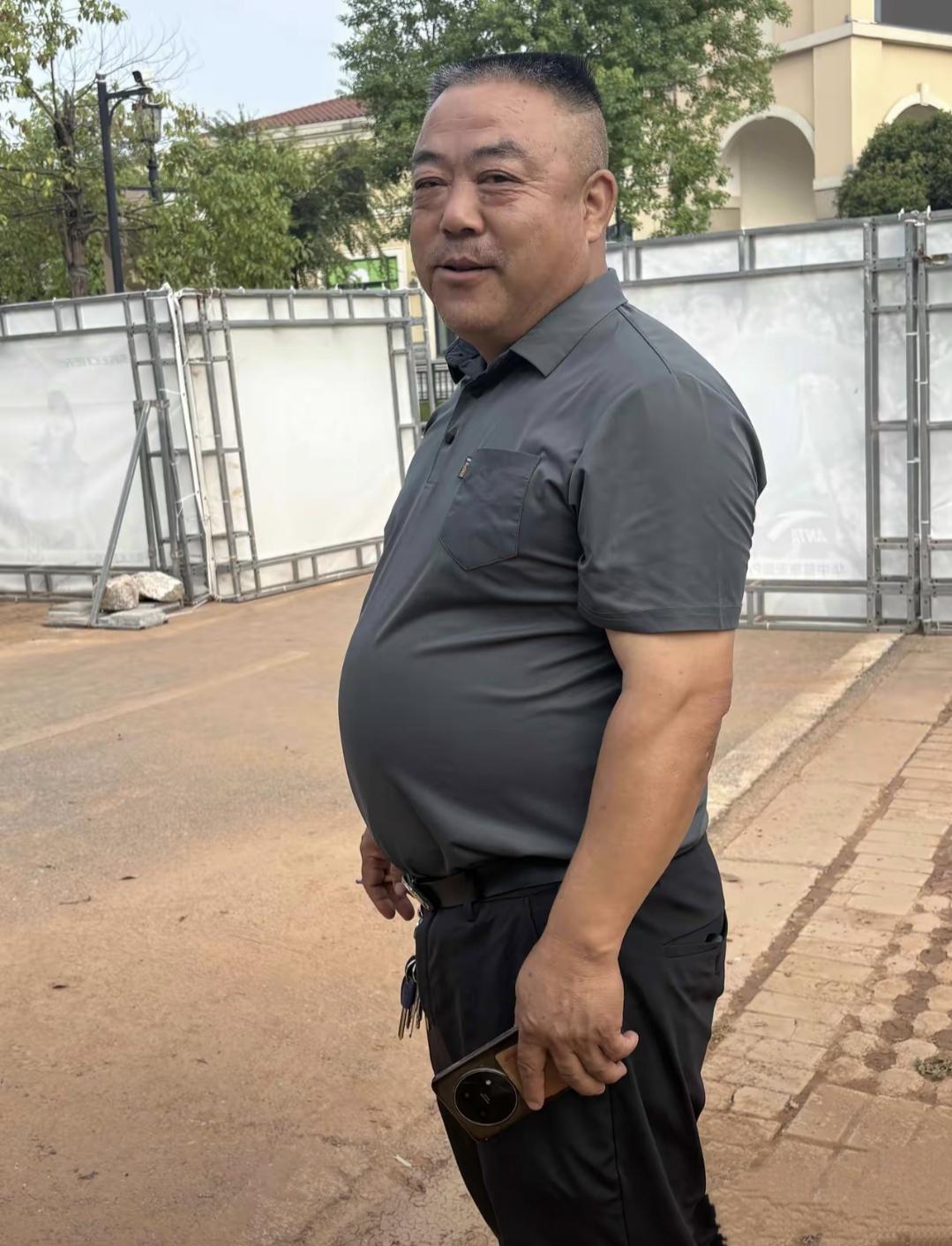 这大肚子老弟，你看看腰带在什么位置，他就不怕腰带掉下来。本来腰带