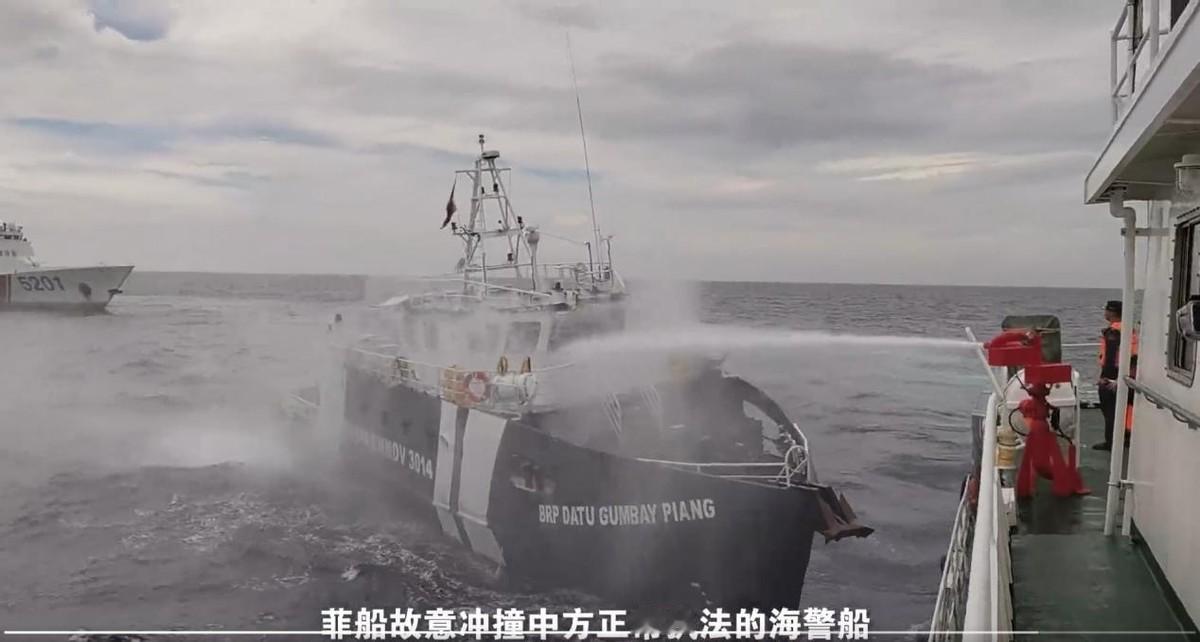 难怪菲方当场“举白旗”，原来海警船水炮威力这么大！现场一幕让美方都安静了菲律