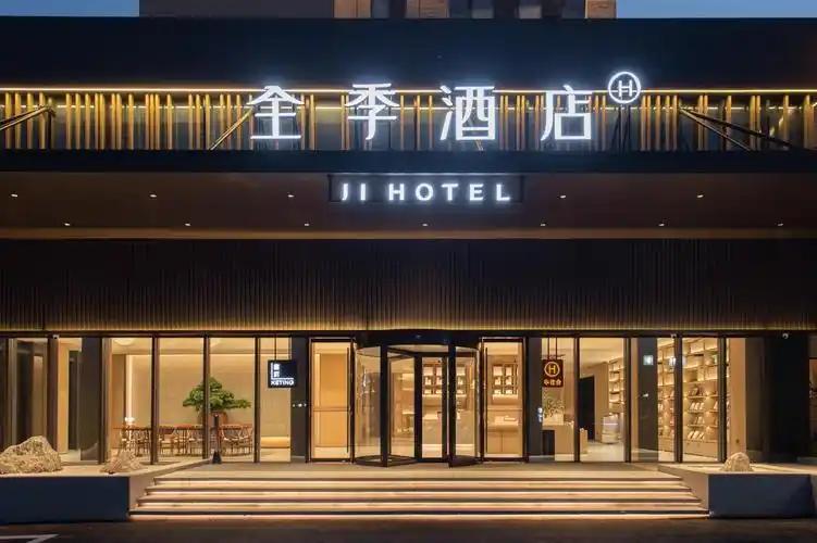 不过全季酒店的客人都知道，这家酒店的房间里基本上都放着一本书，叫《创始人手记》，