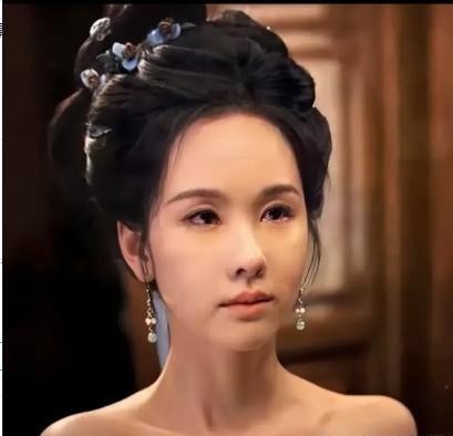 真有人爱这瘦得皮包骨的身材？小小身子衬得头大，比例怪得很，看着实在不太舒服