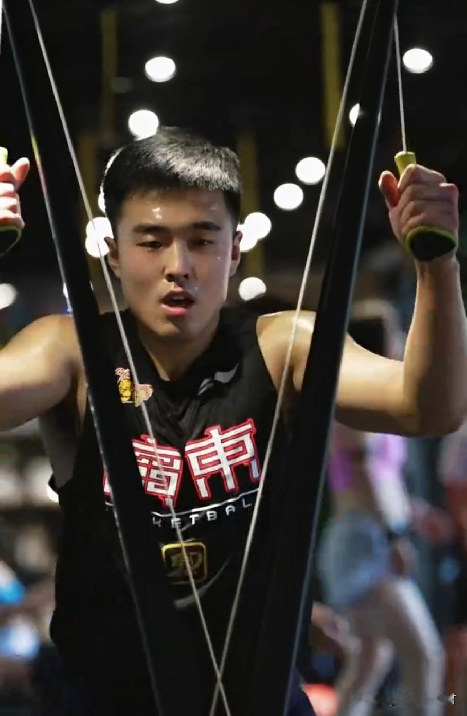 张文逸想要续约留队！广东男篮进入休赛期后，杜润旺与张文逸等球员合同已经到期。不