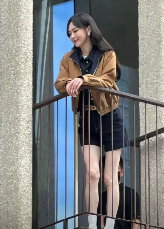 唐嫣的路透这身装扮好好看简单舒适，没有什么负重感在她这个年纪还能一出门保