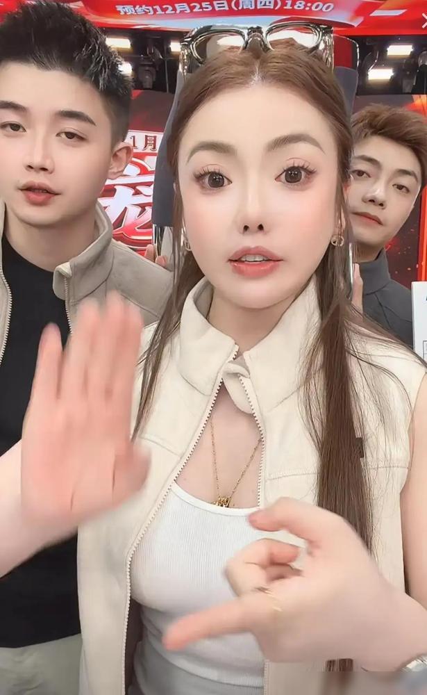 蛋蛋在直播间哭着说“我替别人扛了所有骂名”，话音没落，初瑞雪就甩出旧合影配文“有