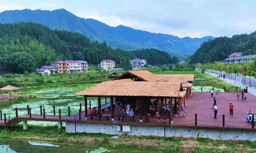 夏天跑出去避暑就是个伪命题，再也不出去了。可以说七八月份，全国没一个地方是真正凉