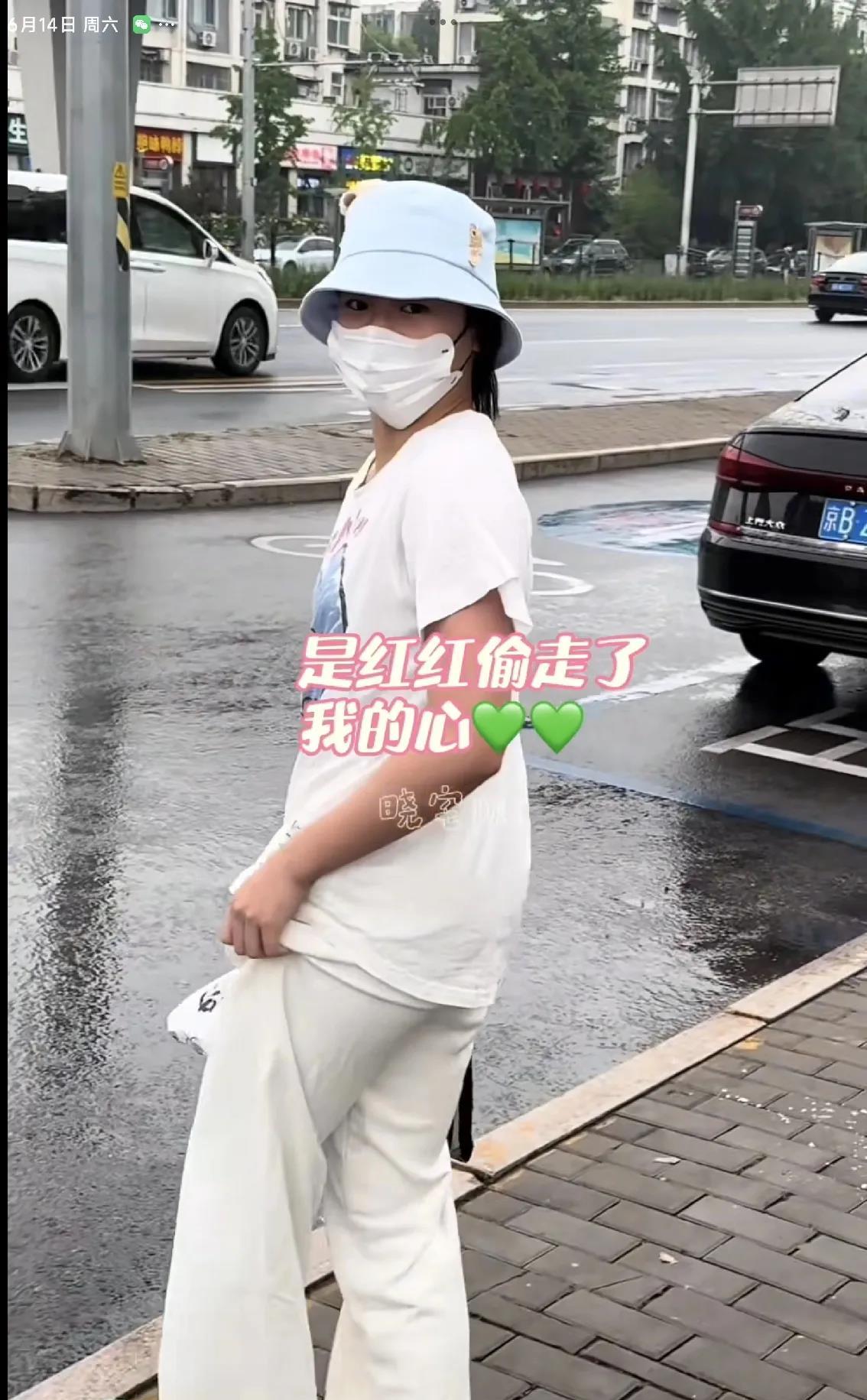 06月14日全红婵在北京被粉丝偶遇到了，虽然遮得严严实实的，但全红婵的辨识度太高
