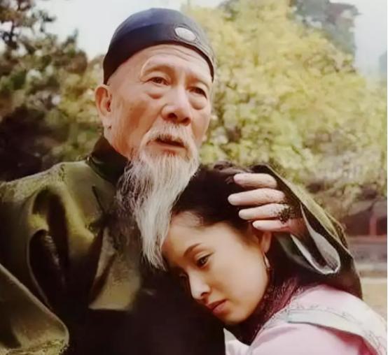 1881年，71岁的左宗棠娶了17岁的章怡为妾。洞房花烛夜，章怡慌忙拭去眼角的泪