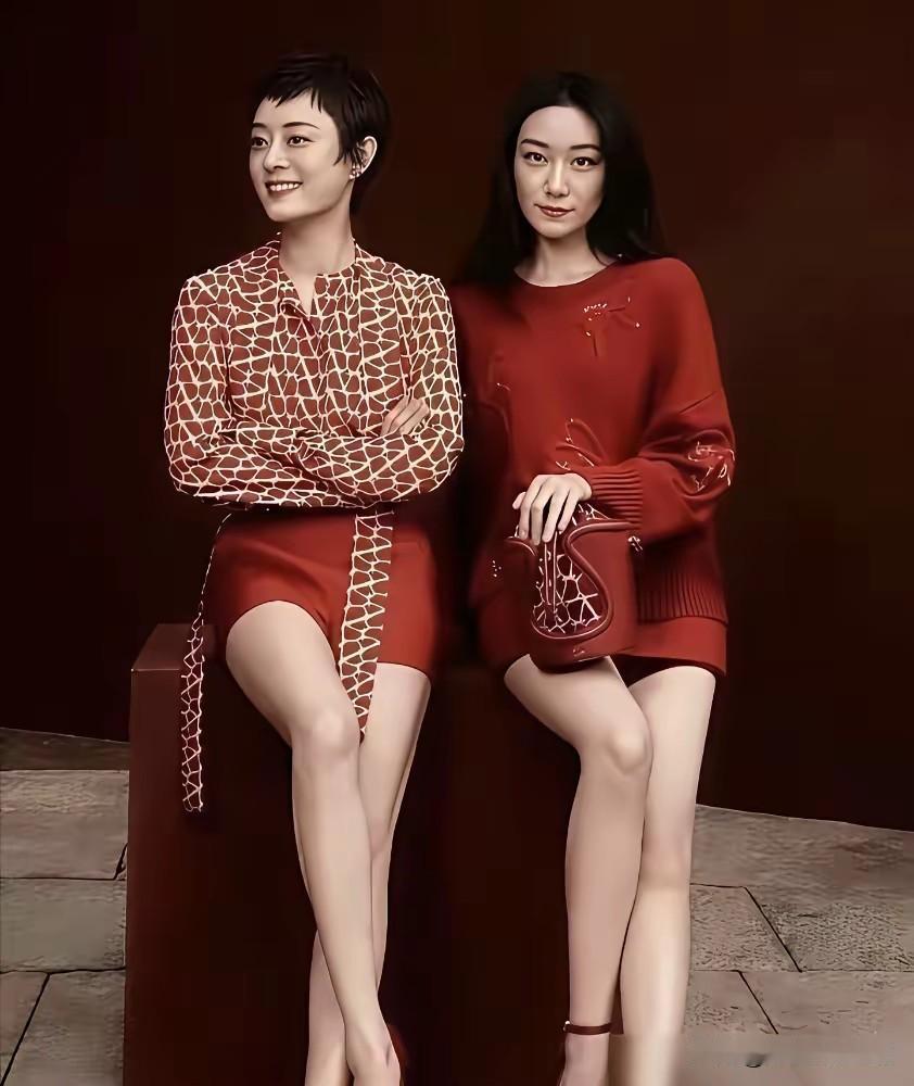 和孙俪同框的是她同父异母的妹妹叫孙艳，她比孙俪小19岁，今年才24岁毕业于北京电