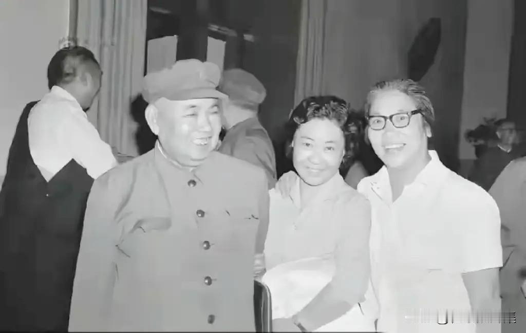 上世纪八十年代初，著名豫剧表演艺术家常香玉（右一）与歌唱家郭兰英（右二）同开国上