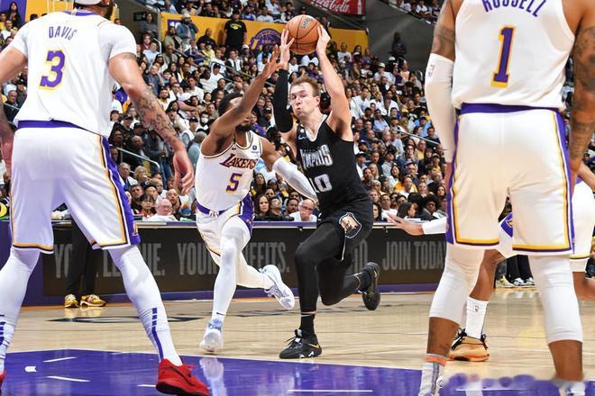 好操作，湖人也是加在了自己的长板上——大核+射手，虽然这块长板从20年到现在就没