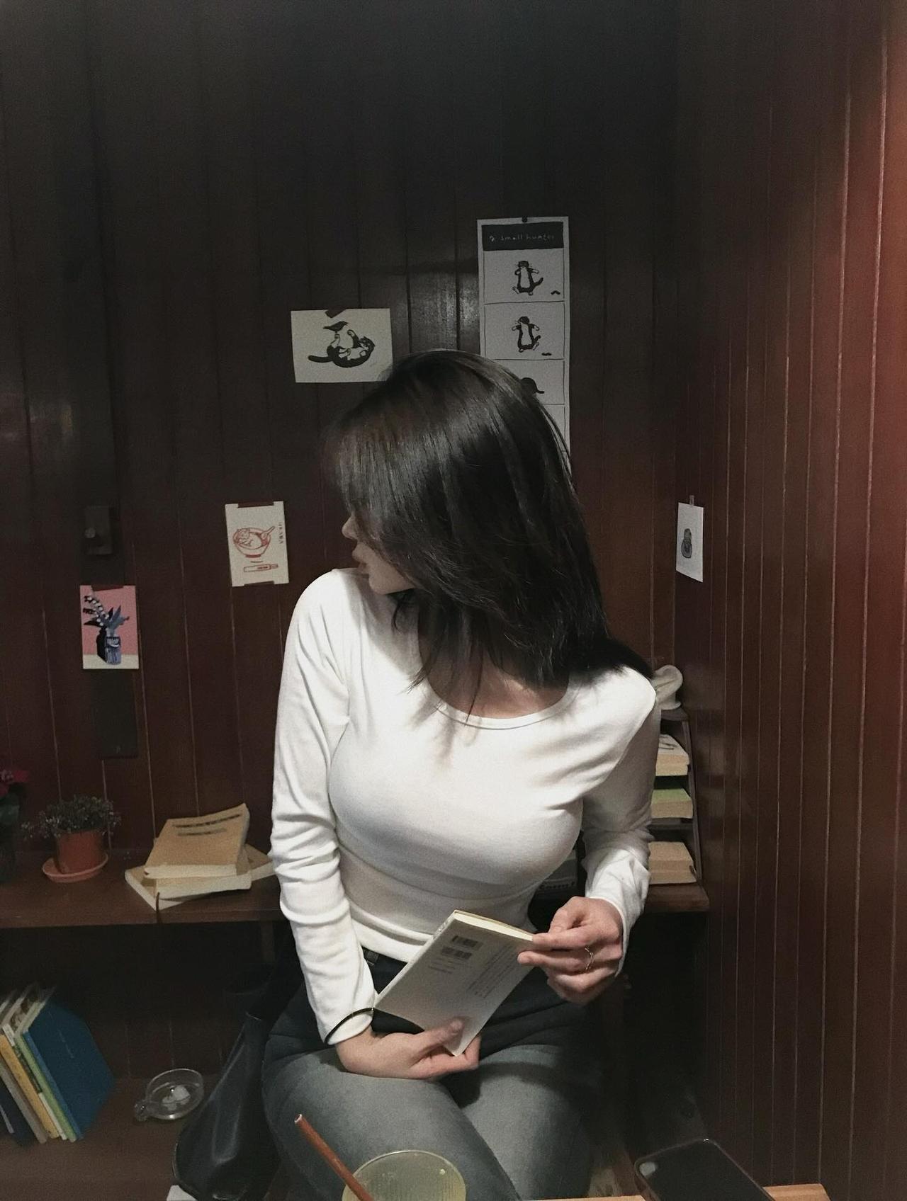 静谧阅读时光，沉浸在书香中。