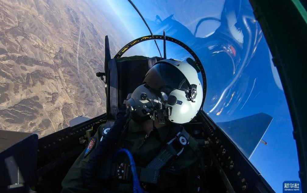 空军——壮志凌云来自人民空军的壮志凌云我们的目标是：星辰大海！军事军事训练