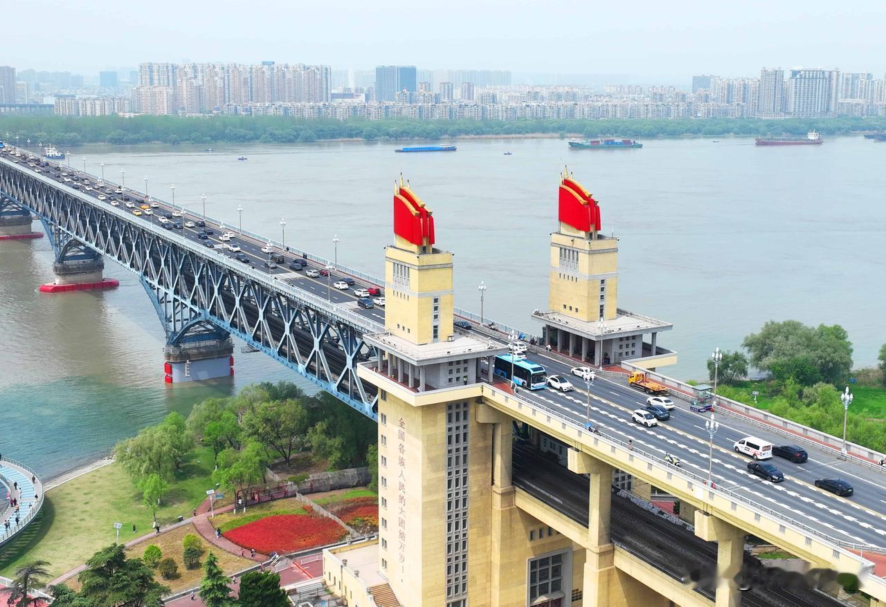 1968年南京长江大桥“压阵”时刻：数吨毛主席塑像过江，许世友一锤定音1968