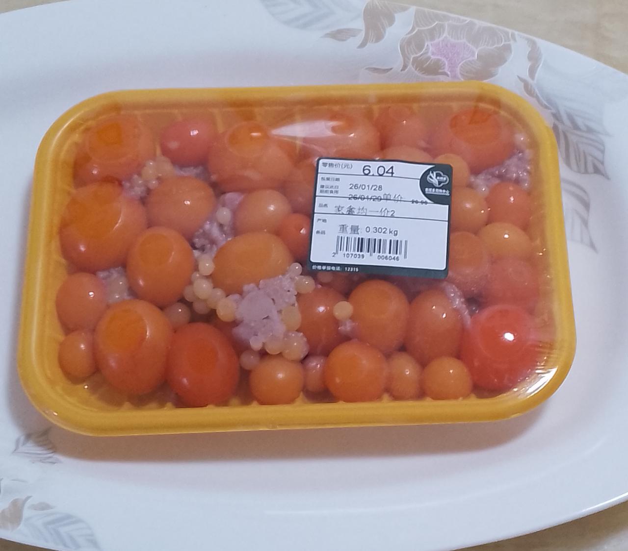 在超市里看到一盒鸡蛋黄才6元多，觉得很划算就买了，这是在母鸡肚子里面的蛋黄，没有