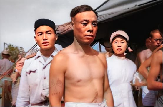 1953年，被美军割掉耳朵后的志愿军战士，留下的一张珍贵老照片，仔细看他的右臂上