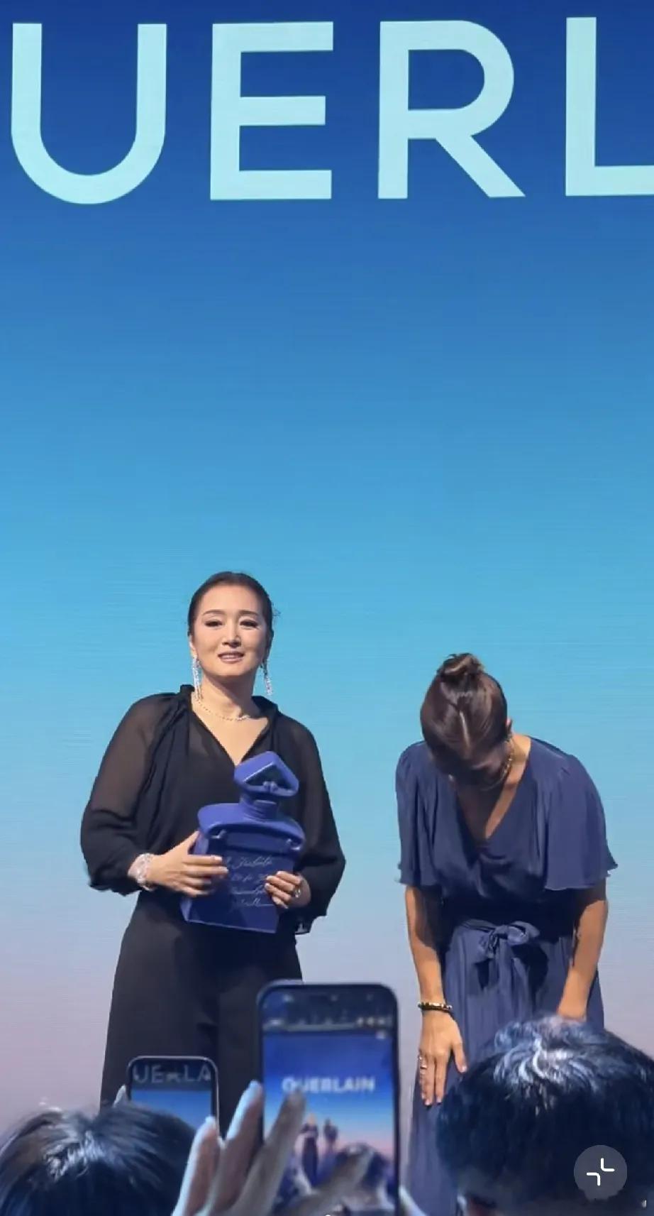 巩俐i在上海参加活动，与娇兰总监伊莎贝尔.阿图斯同框，巩俐体态老了，像中奖的邻家