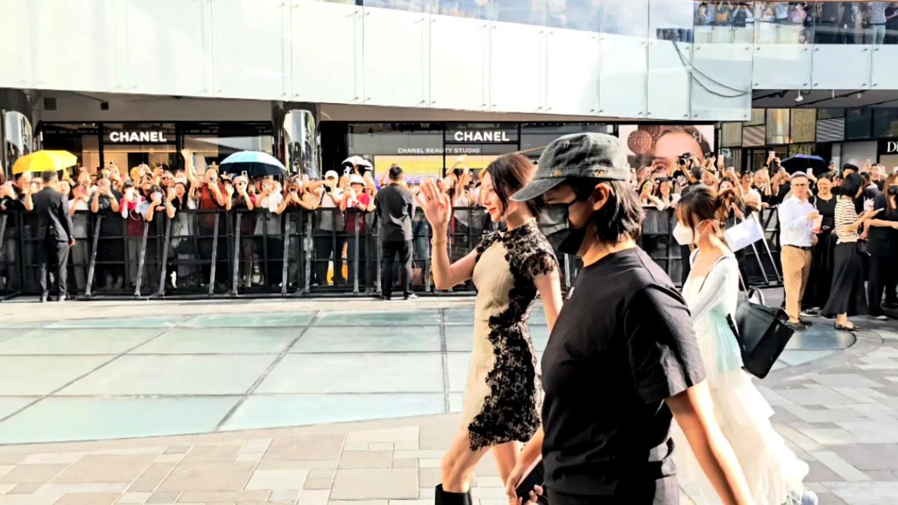 说“任何人都能当迪丽热巴站姐”，哪是门槛低？是她把“无死角”刻进了骨相里。