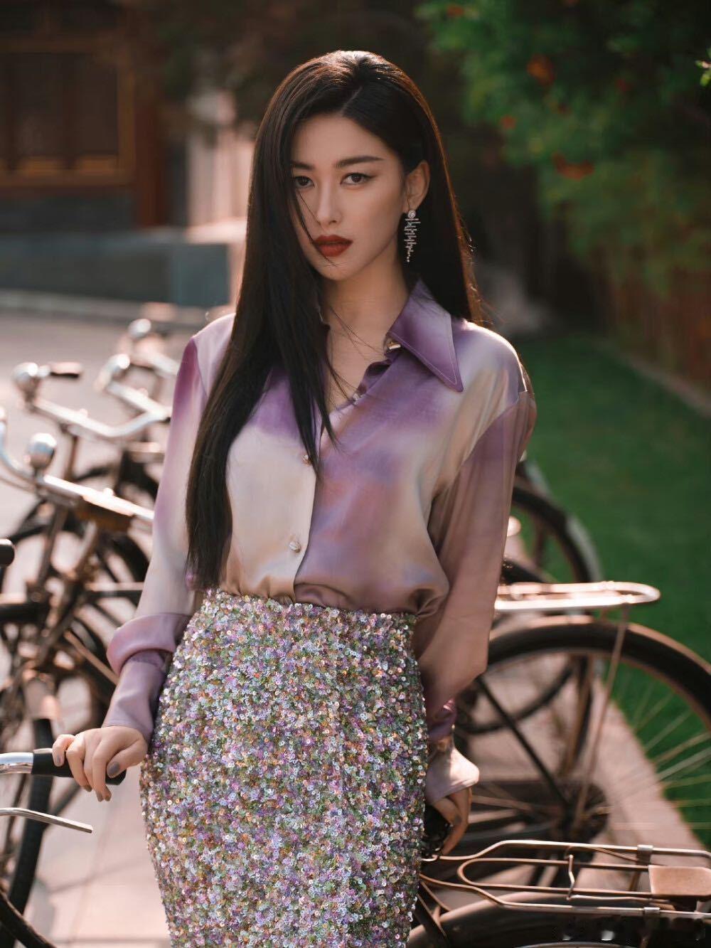 朱珠好绝的妈咪气质内娱独一份松弛妈咪感，爱孩子也好好经营自己，温柔有力量，越看越