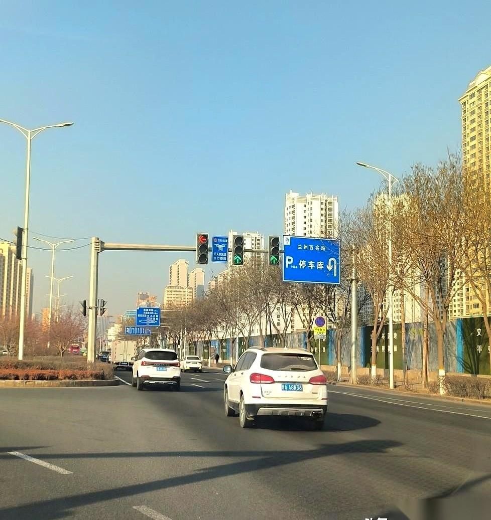 你以为前后没警车，头顶没探头，就可以在路上为所欲为了？兄弟，时代变了。抬头看