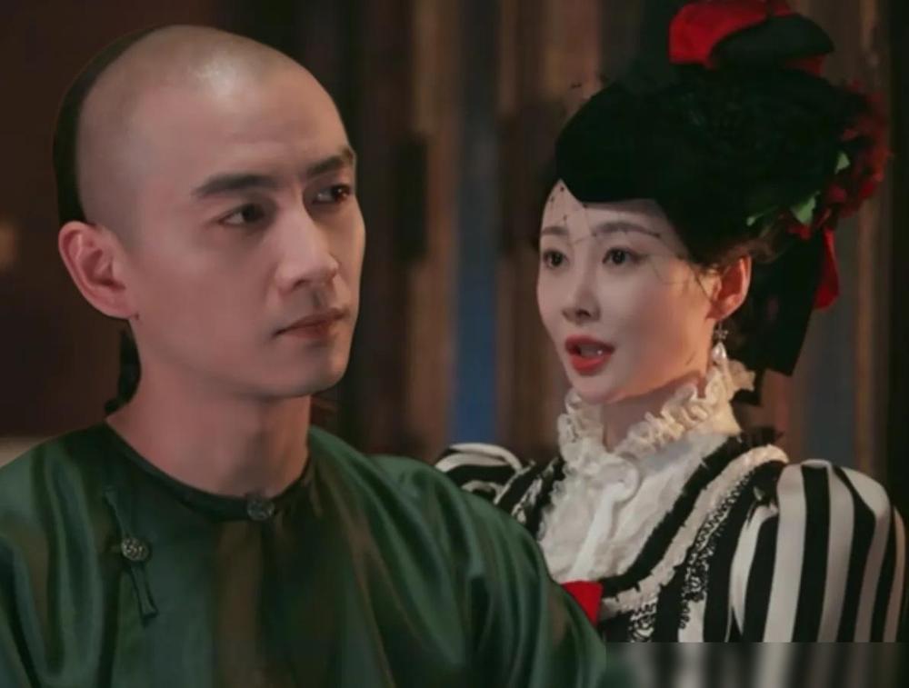 她的装扮，都把古平原看傻眼了…说下发生了什么：结局里，苏紫轩换了身洋装，坐在