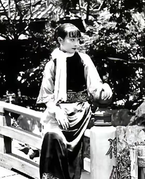 1940年深夜，民国大美女郑苹如，被秘密押到小树林执行枪决。特务垂涎她的美色，犹