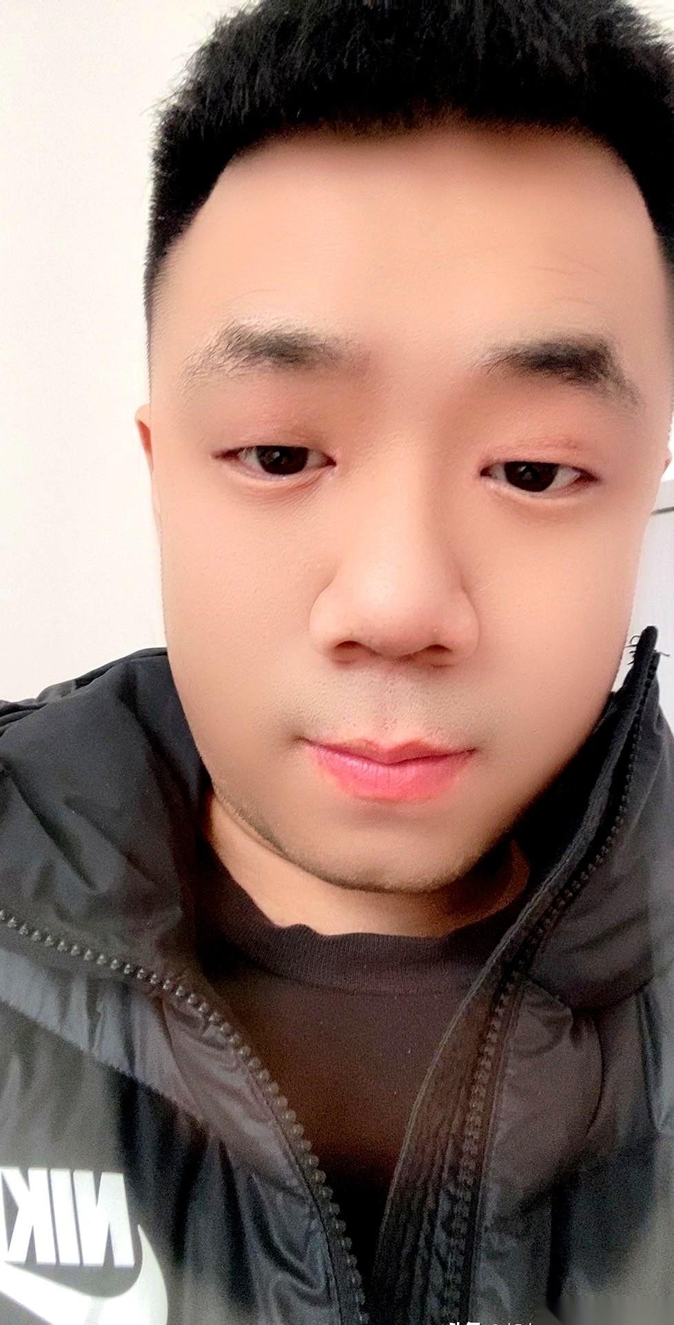 刷手机刷到现在，给我看乐了。一个在马驹桥打零工的哥们，对着一个天天在网上晒吃喝