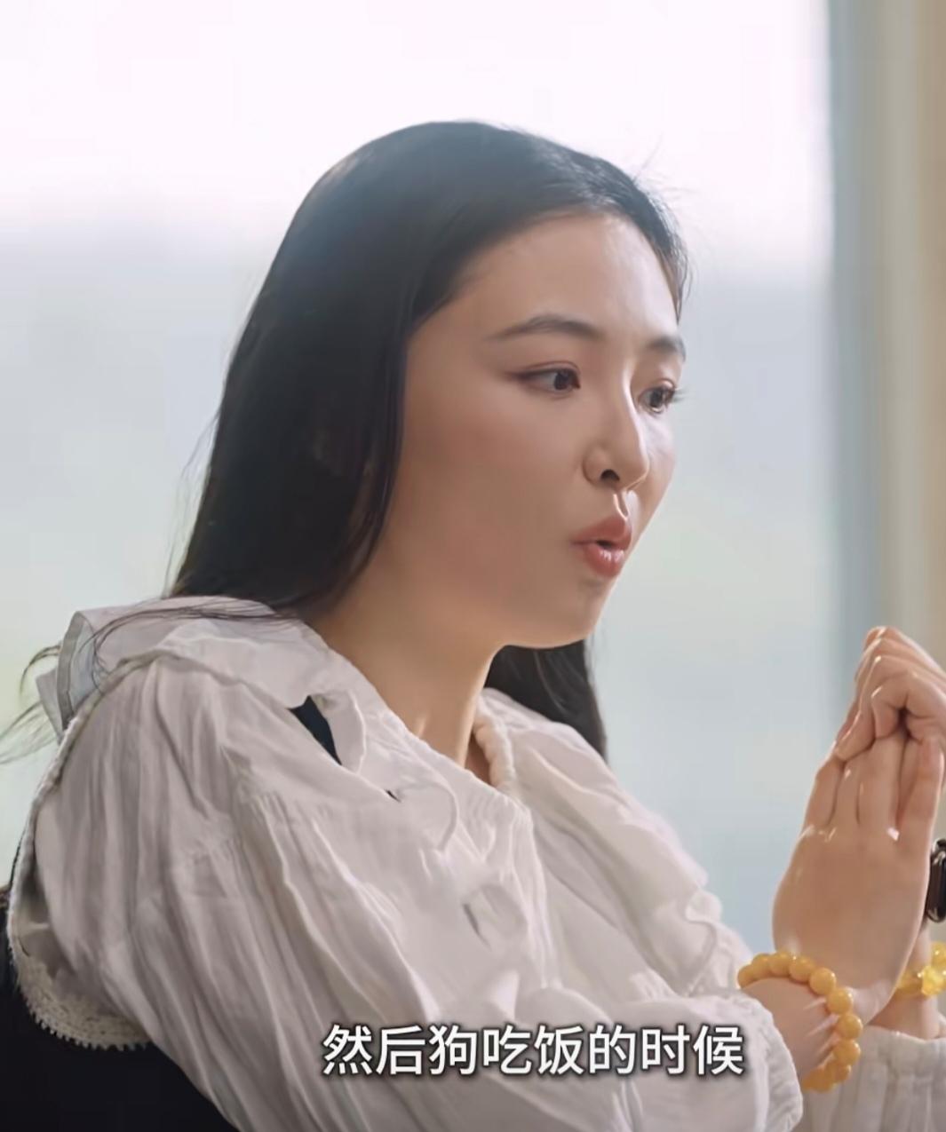 吴倩:“小时候邻居家养了一条狗，然后狗吃饭的时候，可能我就去逗了一下就被咬了一口