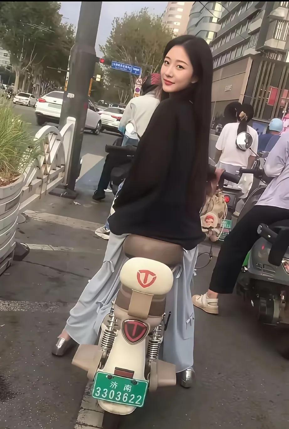 你说小姐姐这样一回头，该得堵多少的车呀？