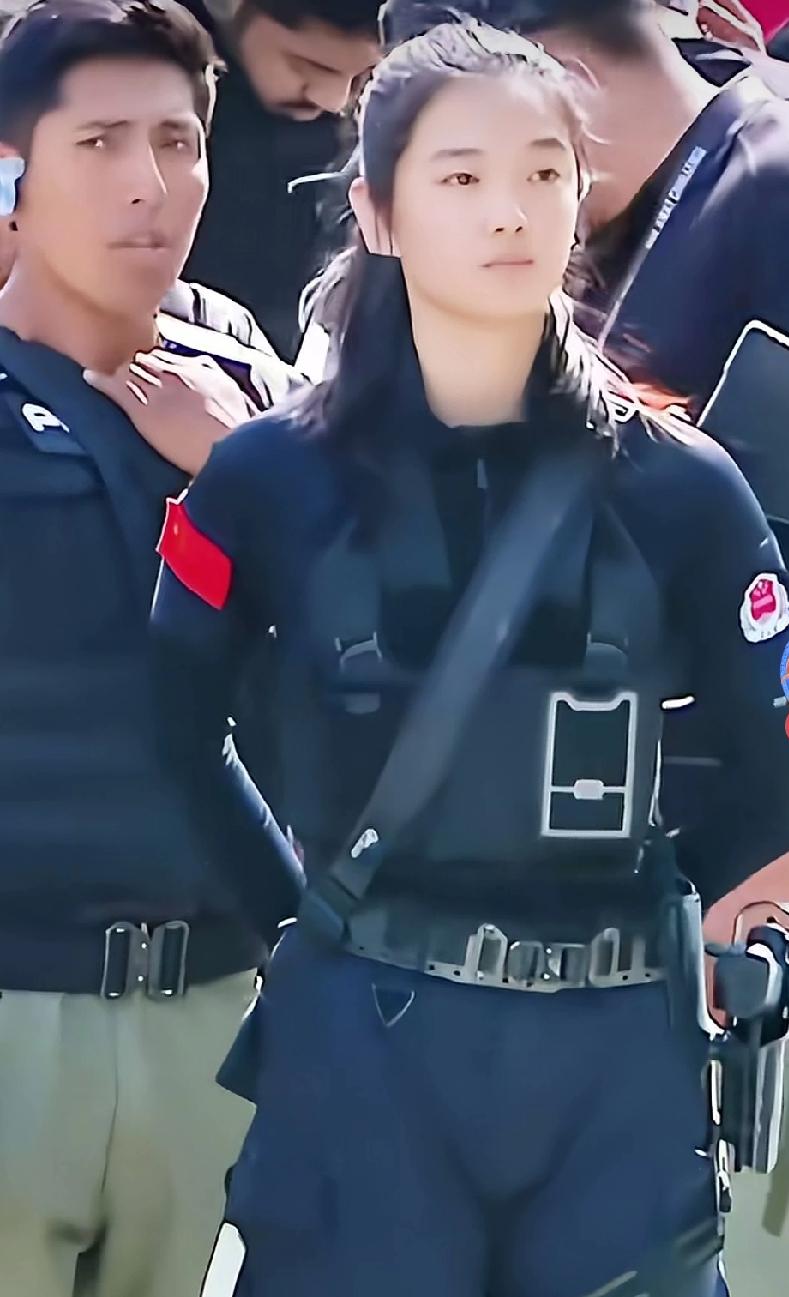 中国女子特警队让印度人破防了。中国四川女子特警队用实力碾压印度男子特警队。近
