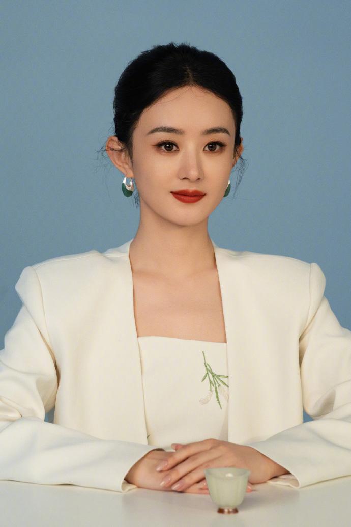 近日赵丽颖拍摄了一组很美的大片，她这回穿了一身白色的衣服，看起来特别的年轻。