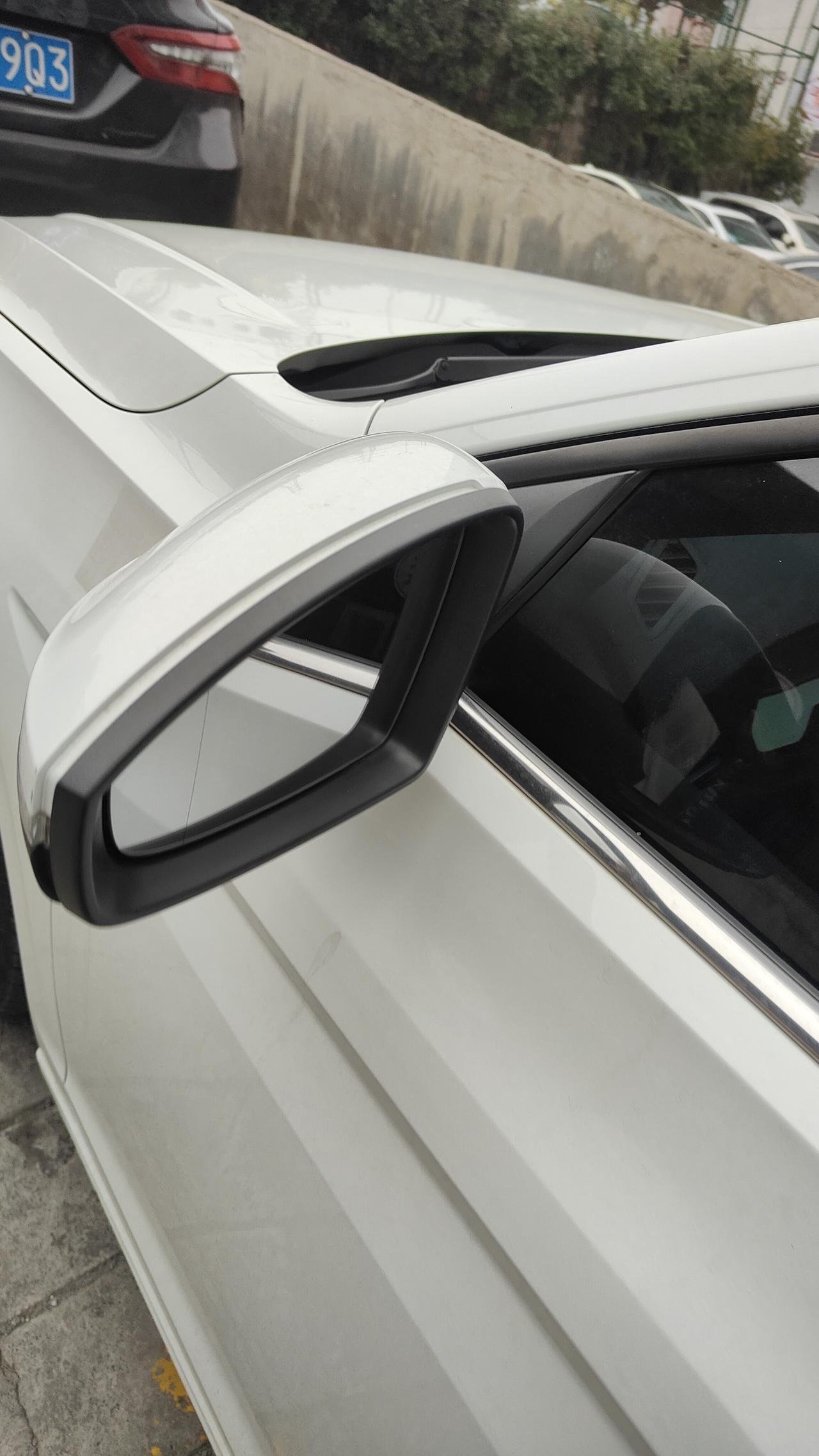 后视镜的设计很巧妙