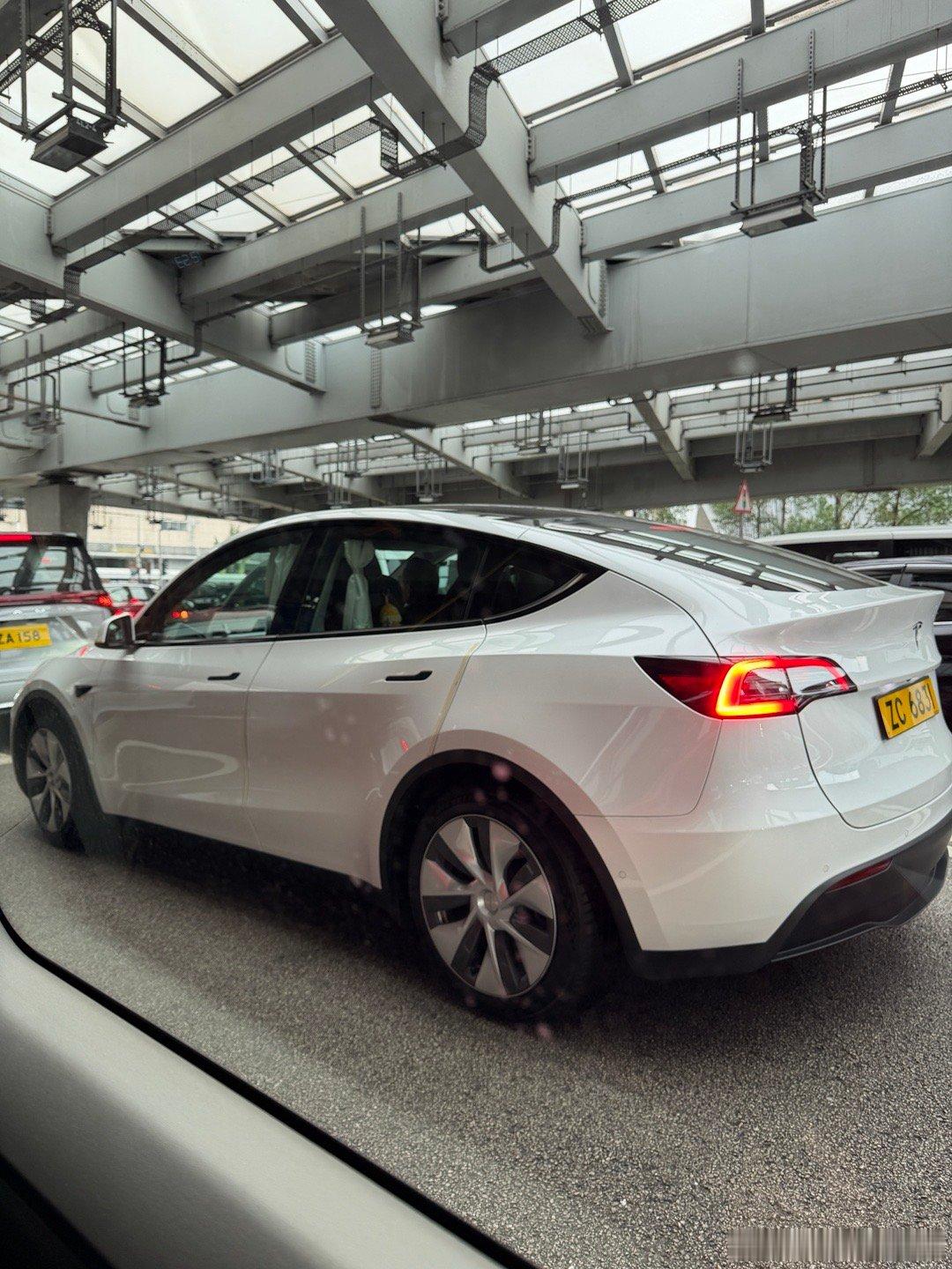 因为不能贴深色膜，香港的车有很多用窗帘，特斯拉小窗帘还是第一次见。