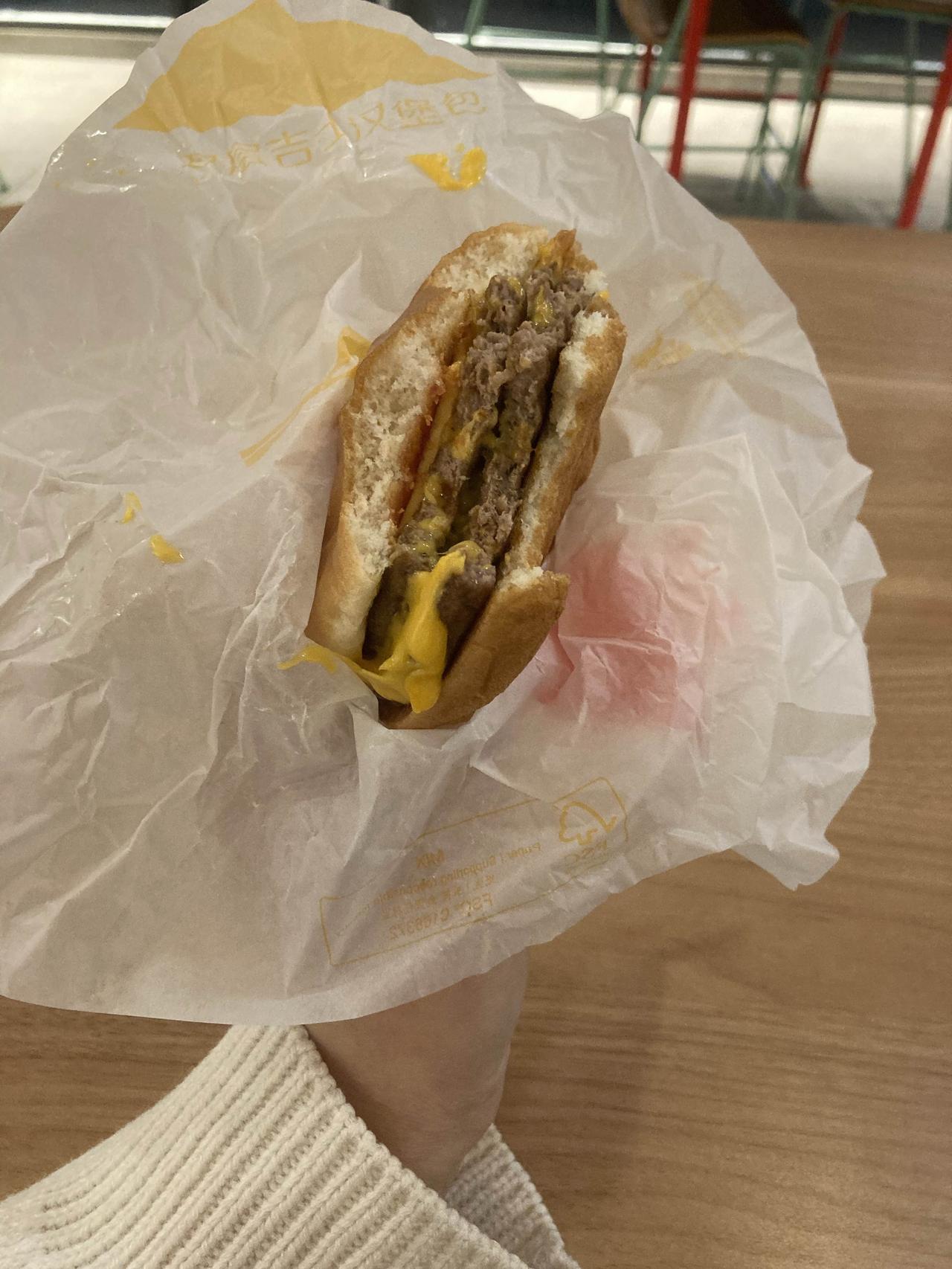 我来给大家避个坑。麦当劳app里有一个最便宜的套餐1+1，汉堡和一个点心或者