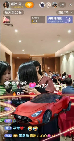 这事儿确实挺少见，亲生父母主动上门看养父母不说，还整得跟亲戚串门似的。瑾汐这姑娘