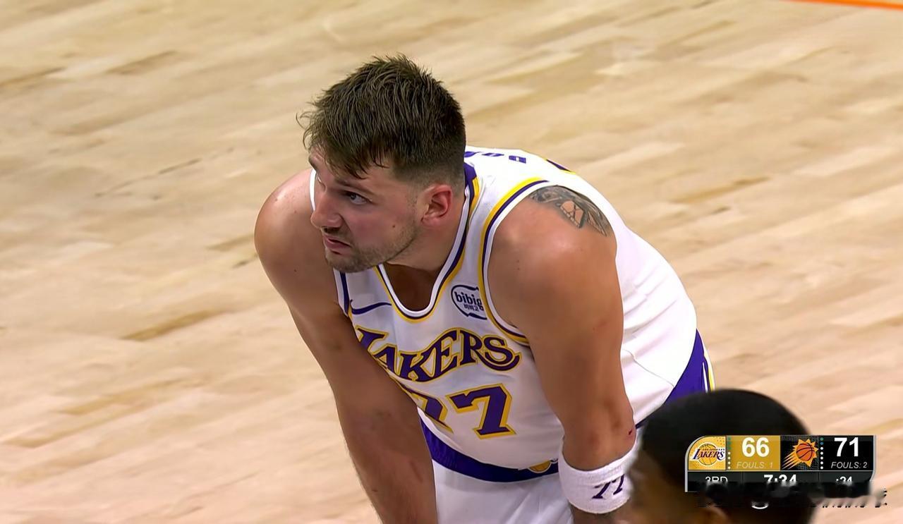 我忍不住要怒批湖人头号球星东契奇！今天湖人在客场以116：114险胜太阳，本场比