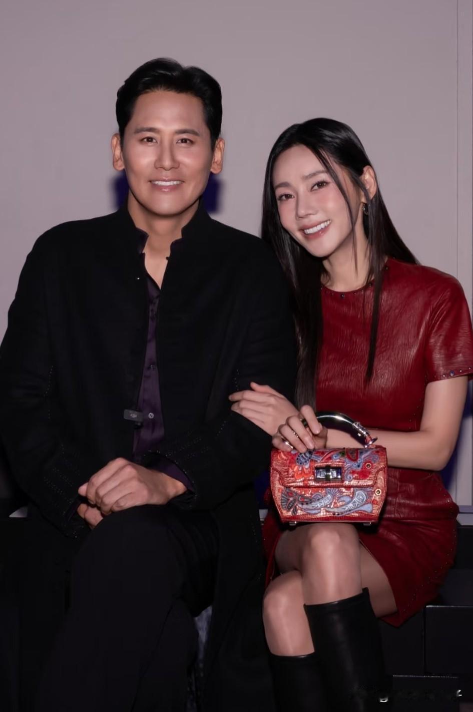 左边是于晓光，1981年出生于辽宁，身高185cm。右边是秋瓷炫，1979年出