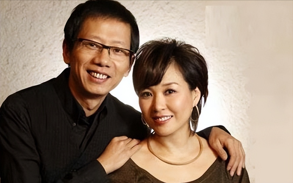 1999年，黄小茂对史可说:“孩子没了，咱们还是离婚吧。”史可含着泪水答应了，没