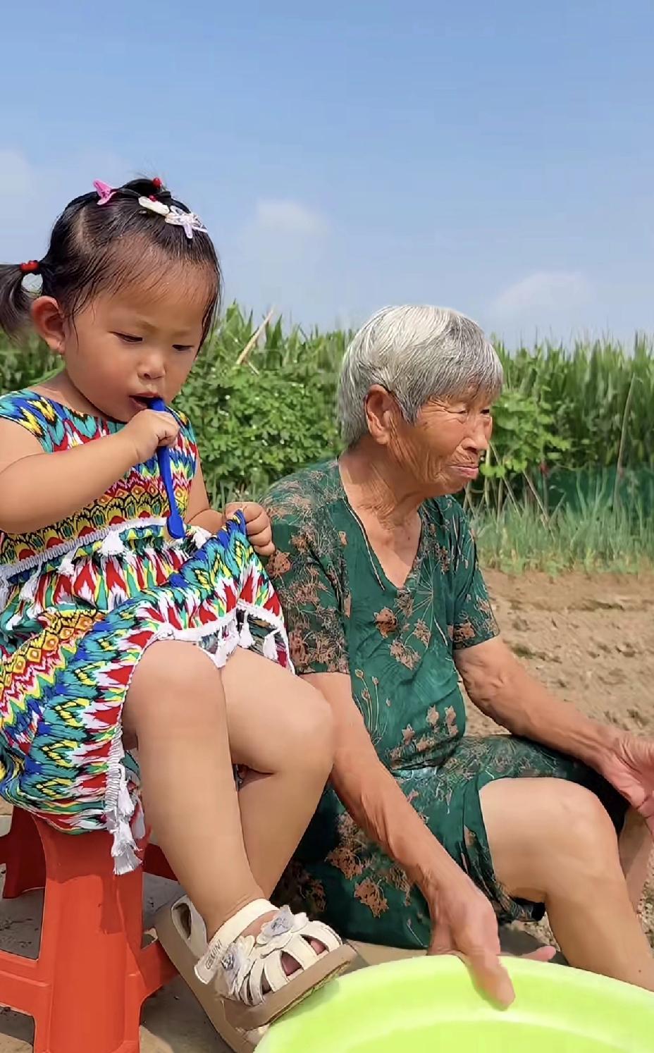 这些年手里也没攒下多少积蓄，哥哥早早不在了，如今侄女要结婚。想着能搭把手就帮衬