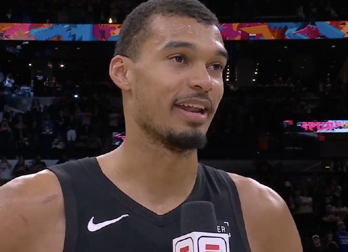 文班亚马激动的哭了！落后25分大逆转，他只打了21分33秒，21投11中，三