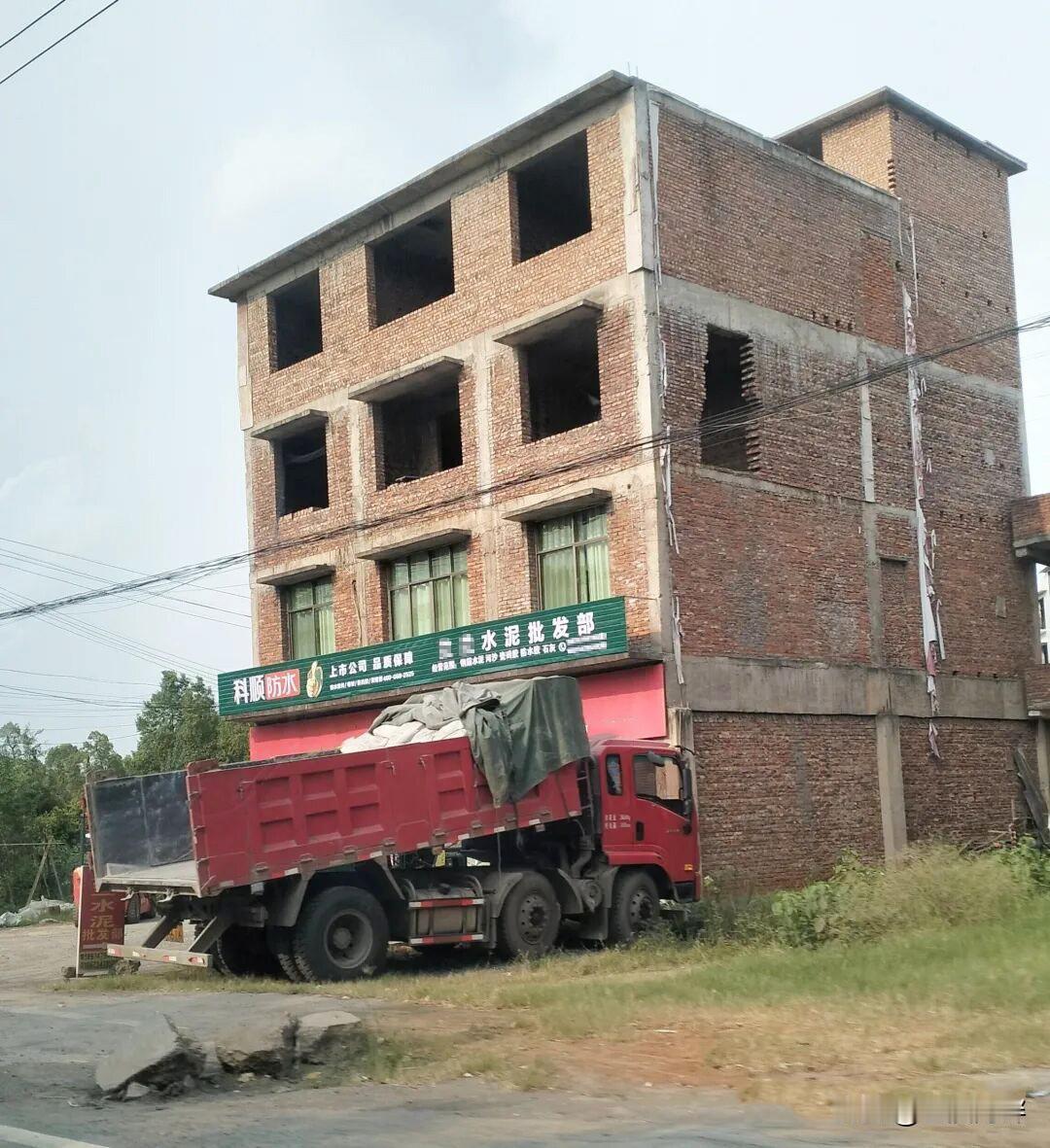 前不久去湖南省南部的衡阳、郴州、永州这些地方出差，发现一个很奇怪的现象。农村里面