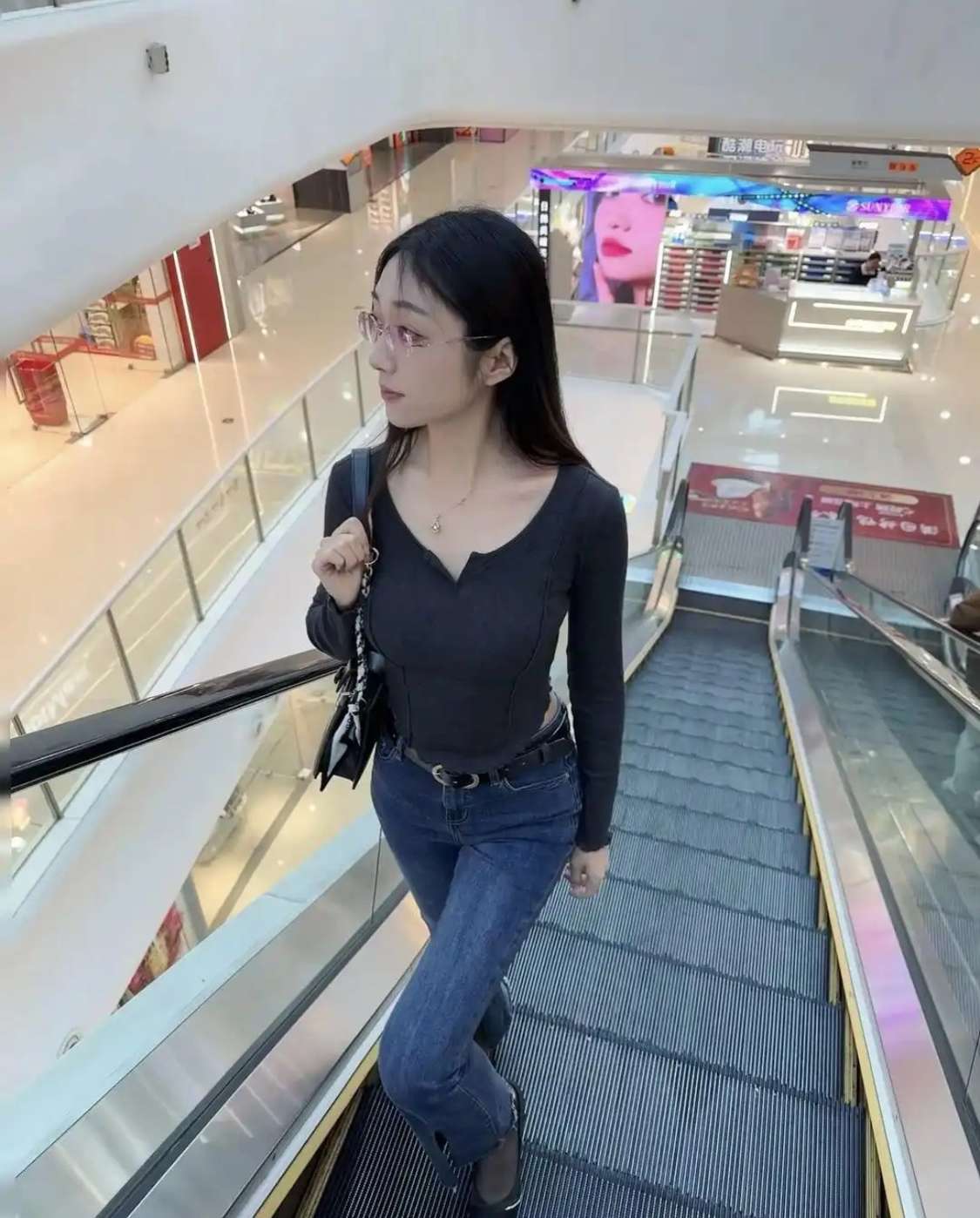 商场偶遇惊艳牛仔裤美女