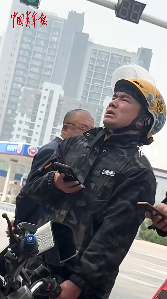 坏人变老了！4月15日，河北石家庄，一外卖小哥送餐时，不慎碰到一位老人，他趴在小