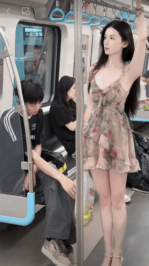 这女娃不小气，好处就是不知道如果是个女娃拿的吃也会这样吗？反正我喜欢你这娃娃！